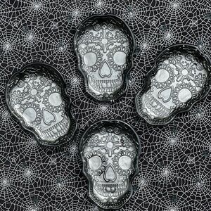 AKCAM Silver Sugar Skull Glass Plates Halloween Party Decor NWOT Set of 4 Goth